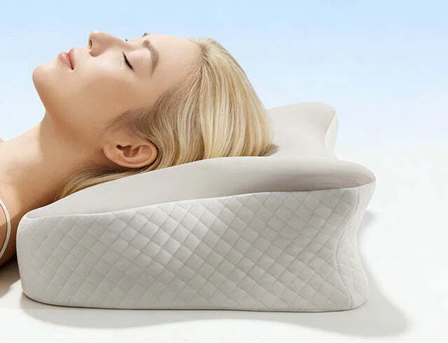 A woman asleep on her back on the ComfoVa Cat-Contour pillow, her head resting in the central cradle